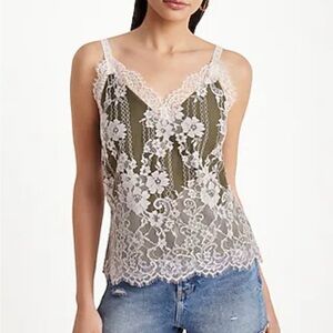 Express floral lace v-neck downtown cami
Size Small
NWT
